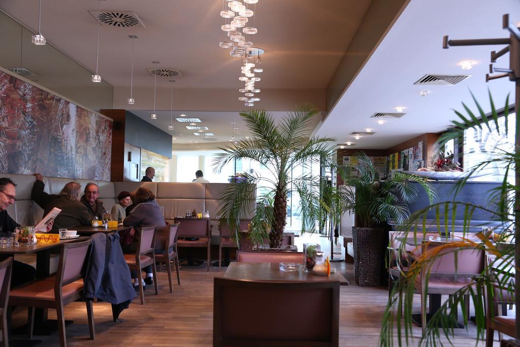 Hotel & Konditorei May Neufeld an der Leitha Eksteriør billede