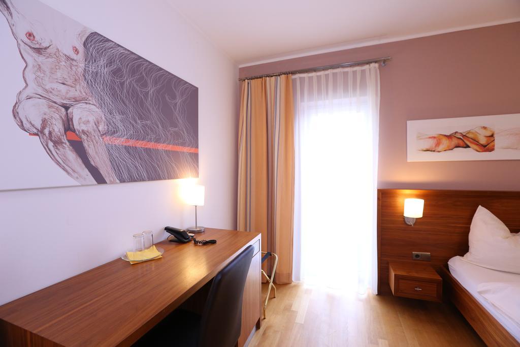 Hotel & Konditorei May Neufeld an der Leitha Værelse billede